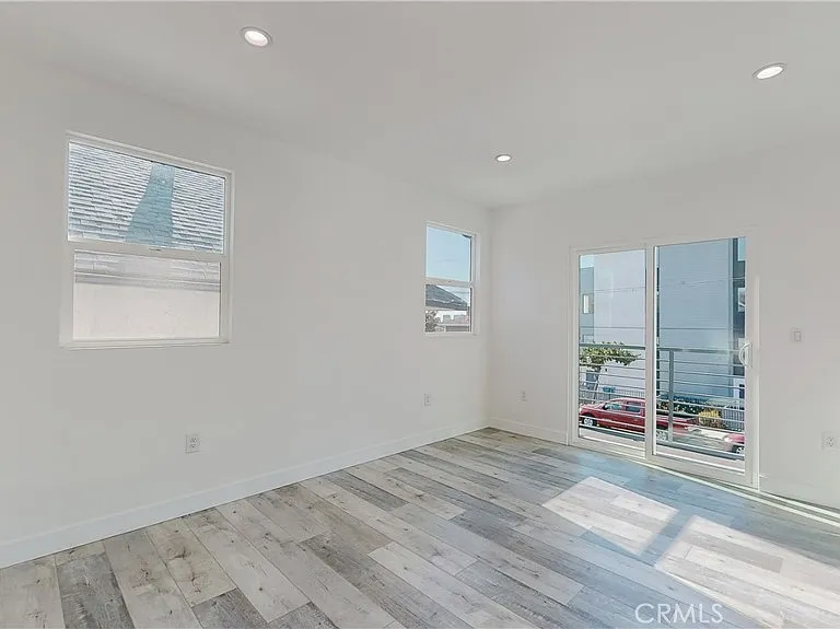 236 N Burlington Ave — Photo 7