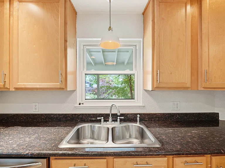 1560 Roslyn St — Photo 11