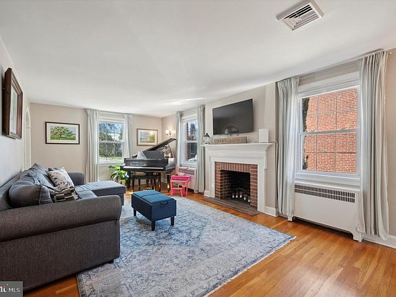 5th image of 5011 Bond Ave