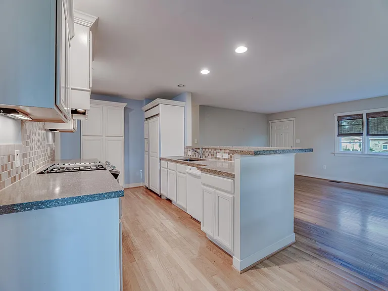 121 Winston Dr — Photo 7