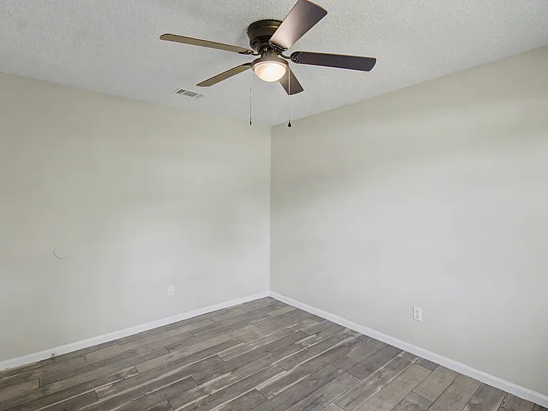 703 Woods Ct — Photo 21