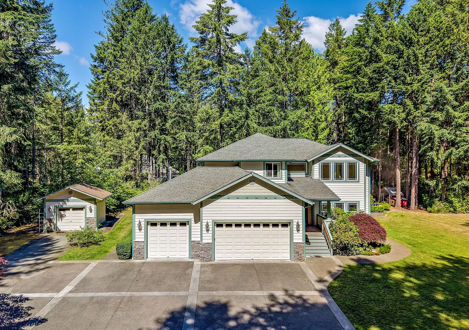 Custom Home Secluded on over 2.5 acres. — Photo 1