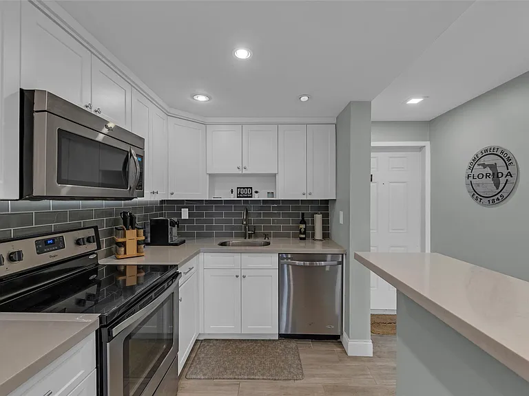 611 NE 14th Ave #306 — Photo 3