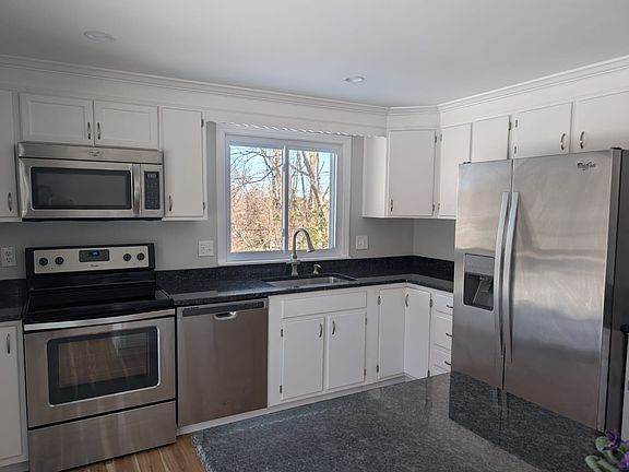 4th image of 270 Sunderland Rd APT 100