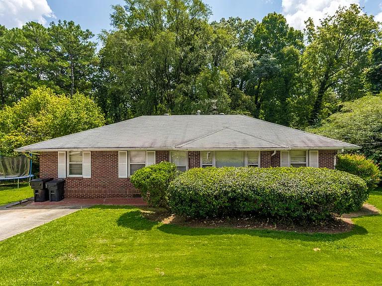 1394 Oakview Cir — Photo 2