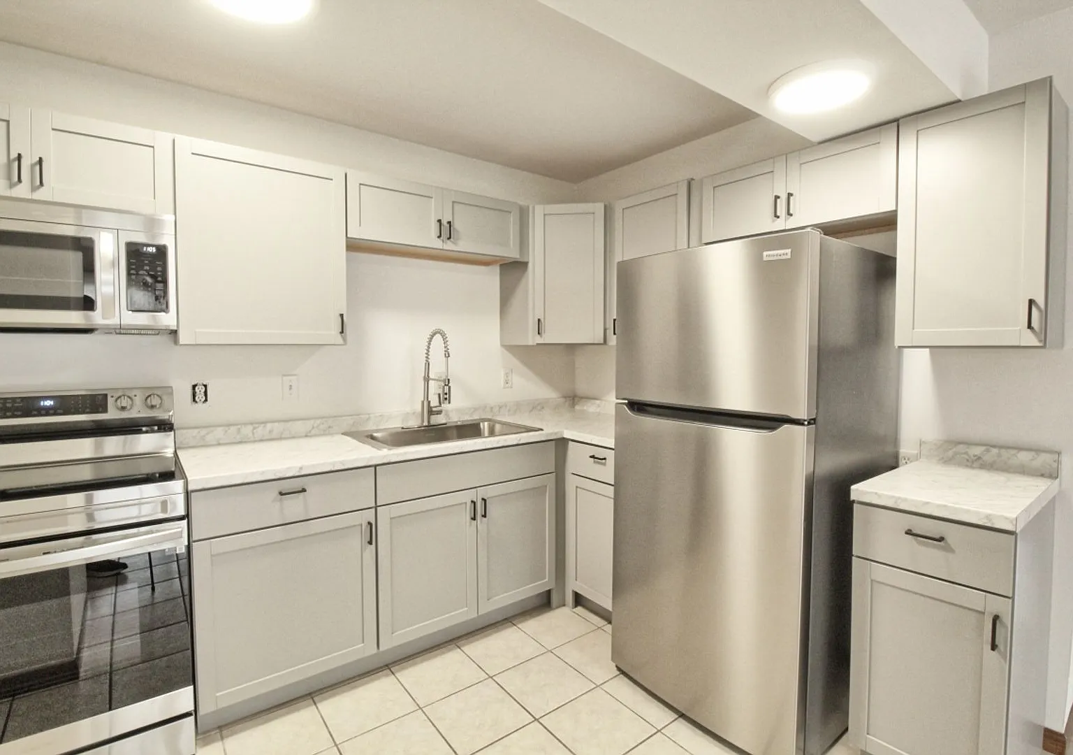 600-Carriage Court Apartments — Photo 3