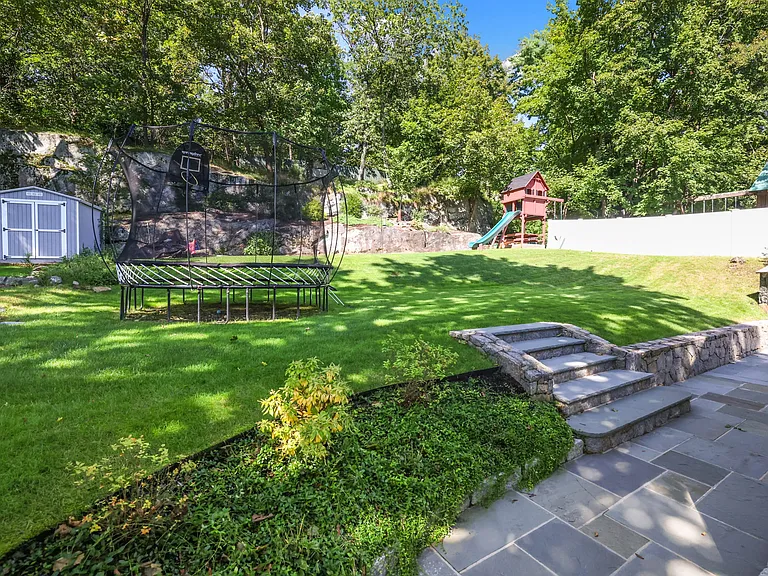 10 Loewen Ct — Photo 42