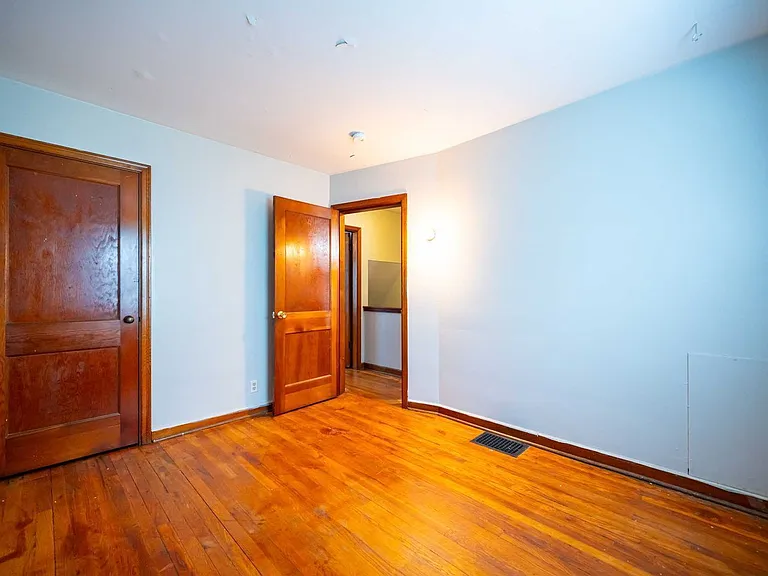 213 E Hudson St — Photo 13