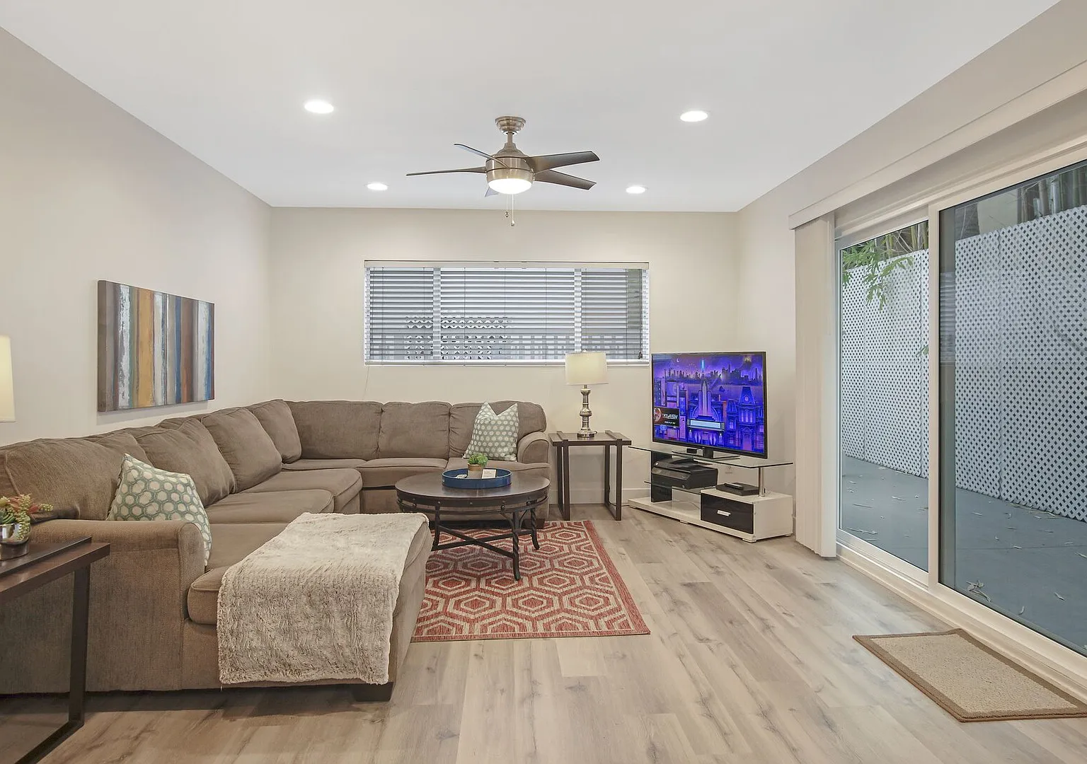 Are You Looking for A Rental in A Prime Beverly ? — Photo 1
