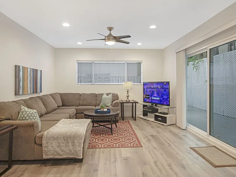 N Oakhurst Dr — Photo 1
