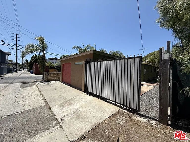 802 Superba Ave — Photo 18
