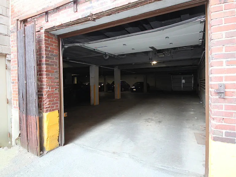 4651 Centre Ave — Photo 8