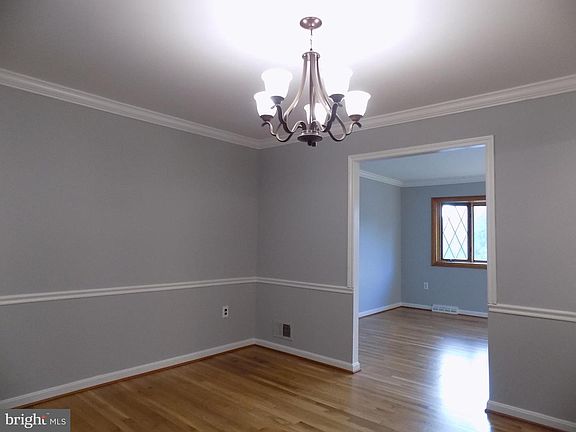 4th image of 9733 Williamsburg Dr