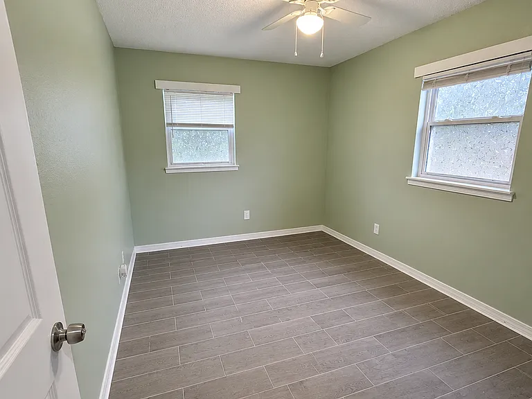 705 Vendee Ln — Photo 9