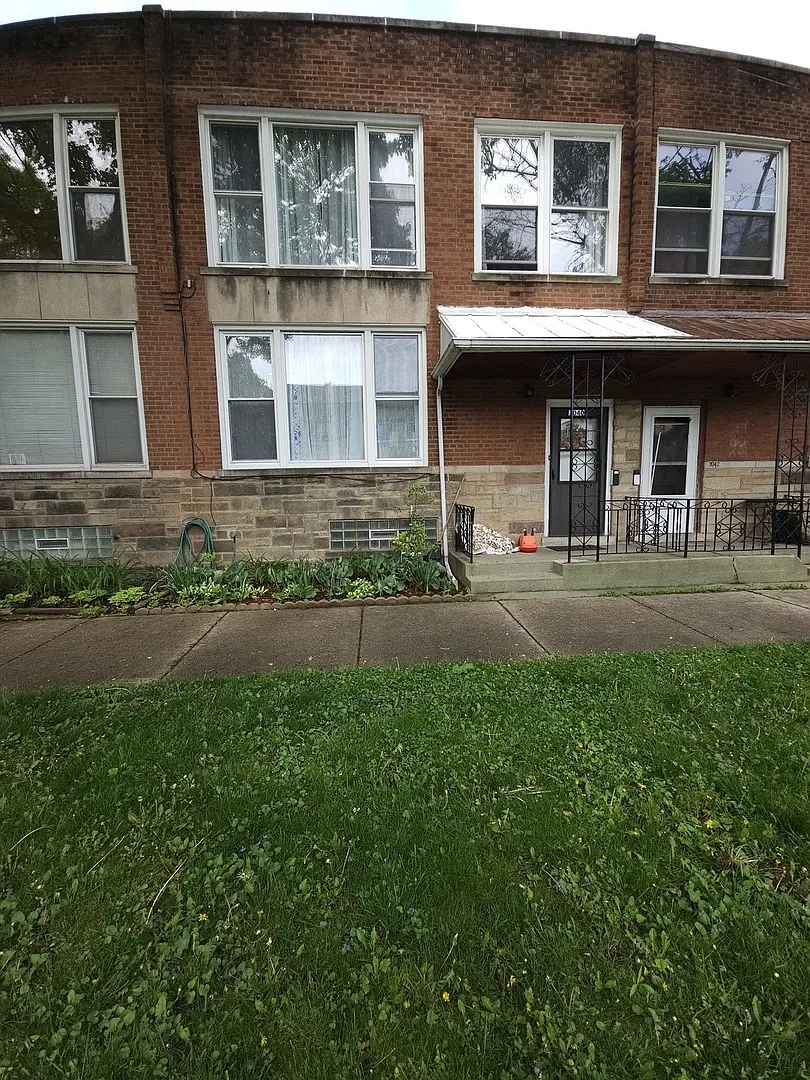 7040 N Washtenaw Ave photo 1