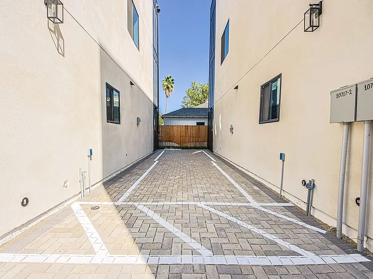 10717 Addison St — Photo 25