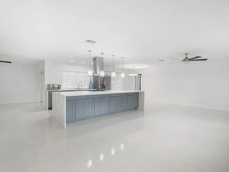 608 Overhill Dr — Photo 4