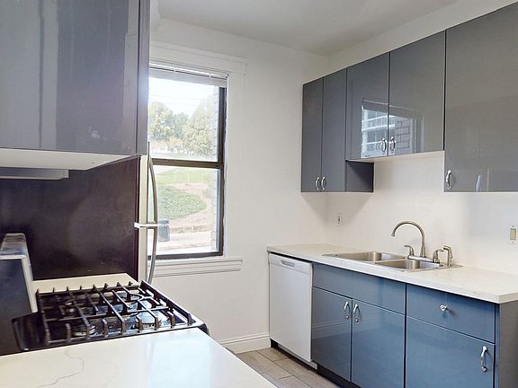 4th image of 2195 Sacramento St #101