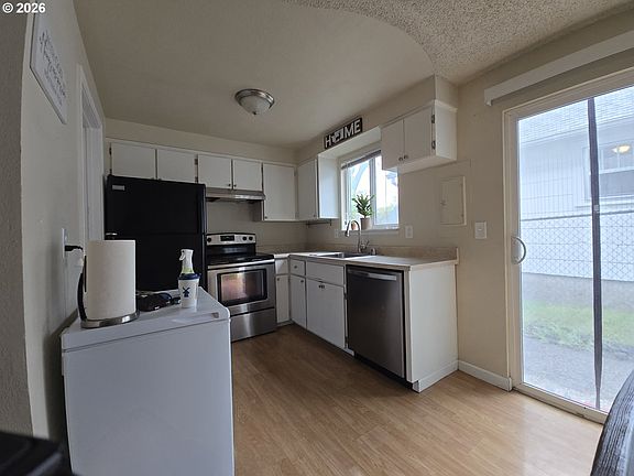 3rd image of 922 NW Greeley St