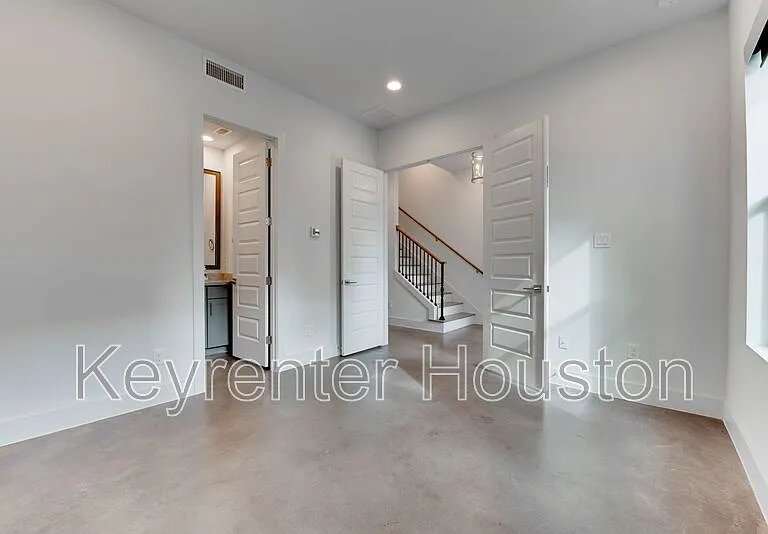 2928 Lamar St — Photo 5