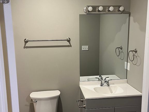 5th image of 804 Barry Ct #A