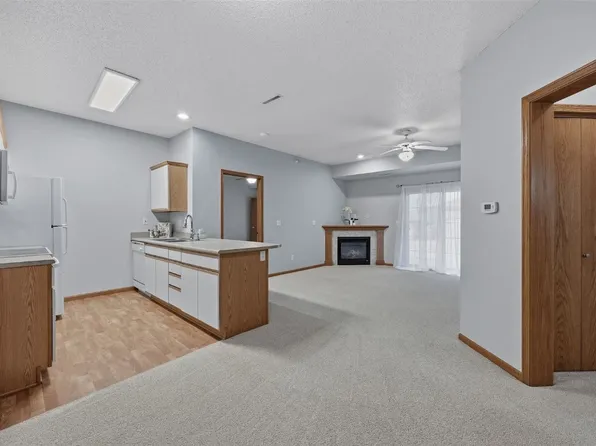 250 Cimarron Dr Unit 108, Hiawatha, IA 52233