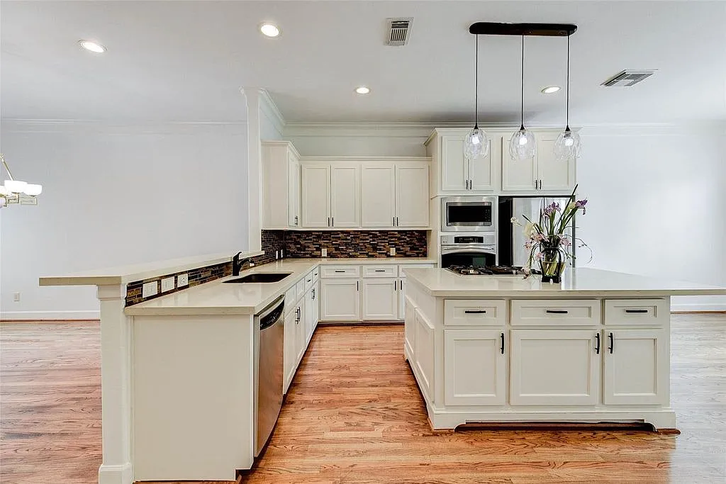 3 bed, 2.5 bath, 3314 sqft, $4,999 — Photo 4