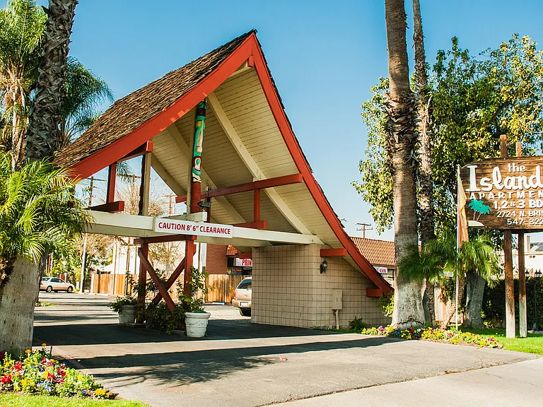 The Beautiful Islander Apartments! — Photo 1
