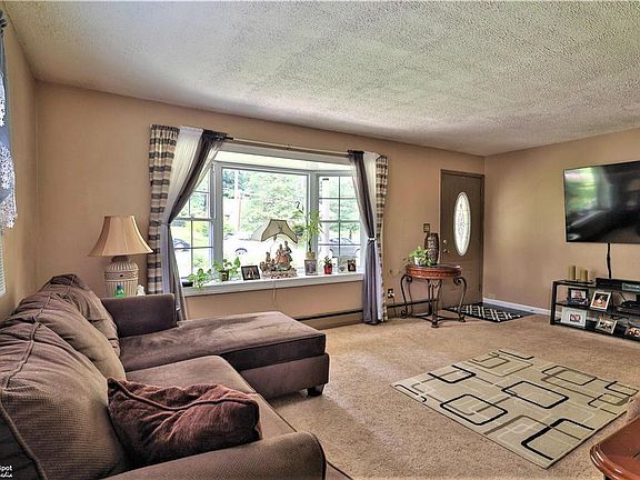 5th image of 2416 Woodridge Ter