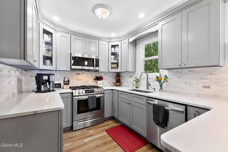4th image of 1033 Balltown Road
