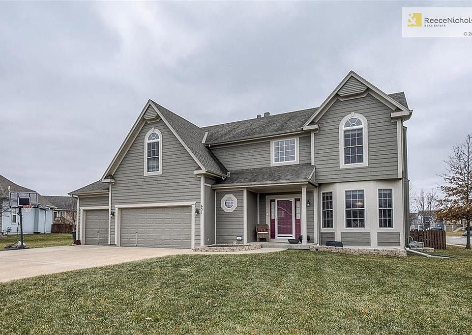 Great House at 631 N Poplar Circle--Large corner lot! Faces a cul d'sac