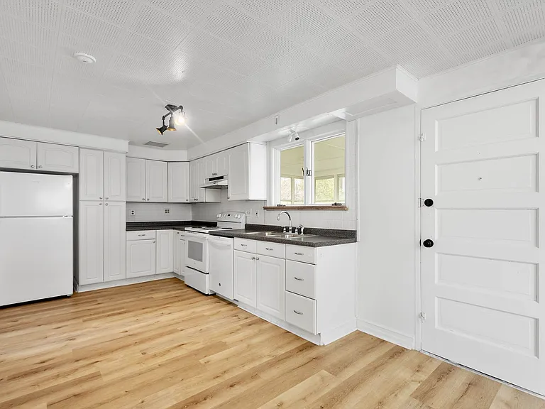 571 Washington Avenue — Photo 14