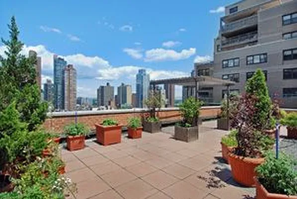 Sold by Luxx Realty | media 10