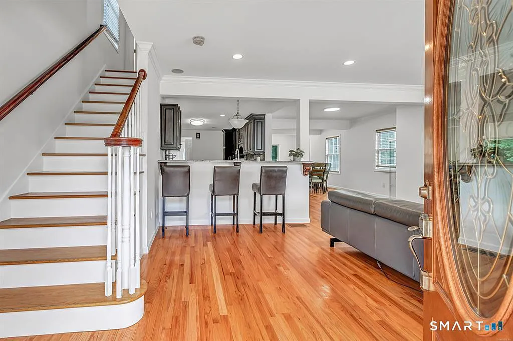 4 bed, 4.5 bath, 2775 sqft, $5,800 — Photo 3