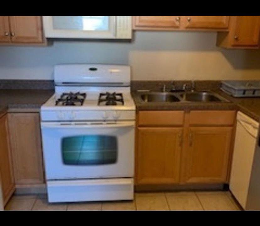 1st image of 101 Dover Dr APT 1