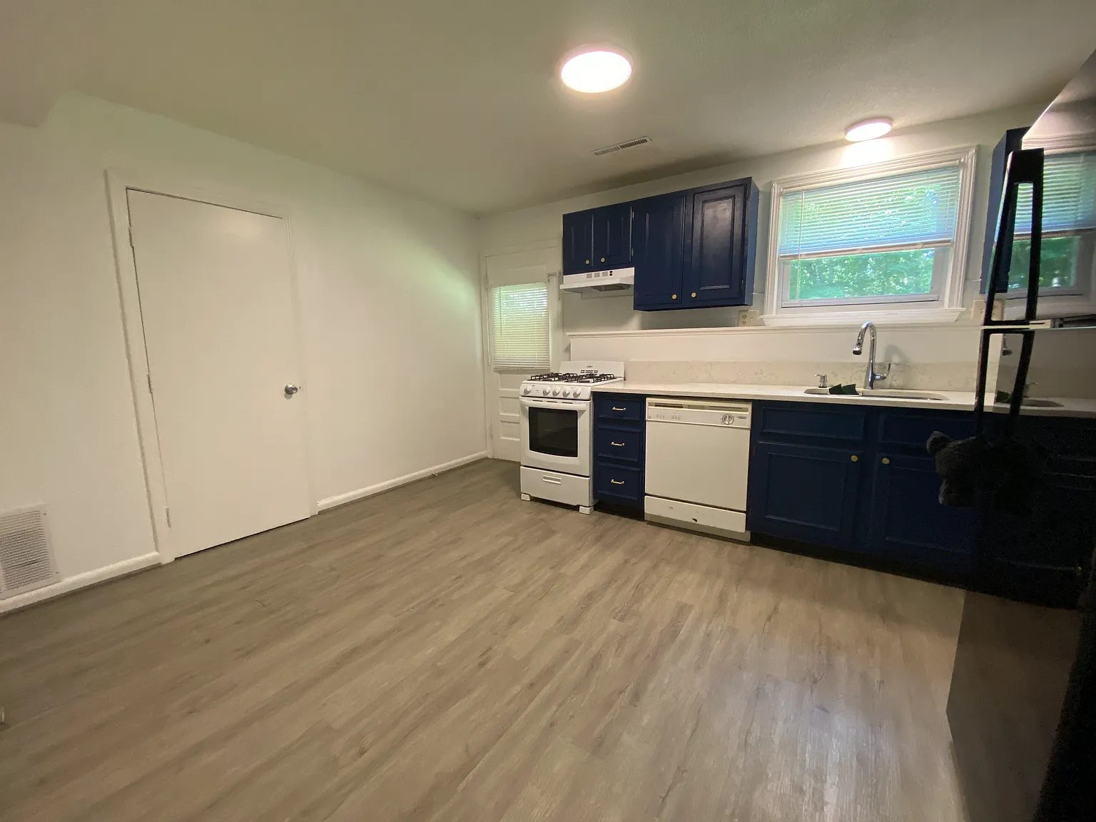 2 bed, 970 sqft, $2,150 — Photo 2