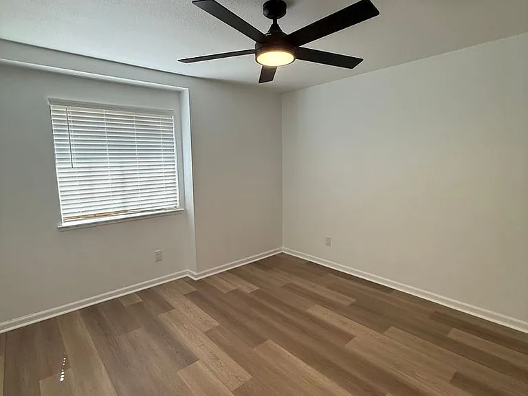 300 Grove Ct — Photo 8