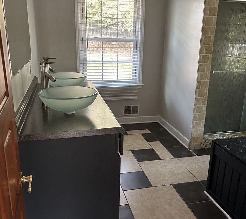 2nd image of 801 Jefferson St