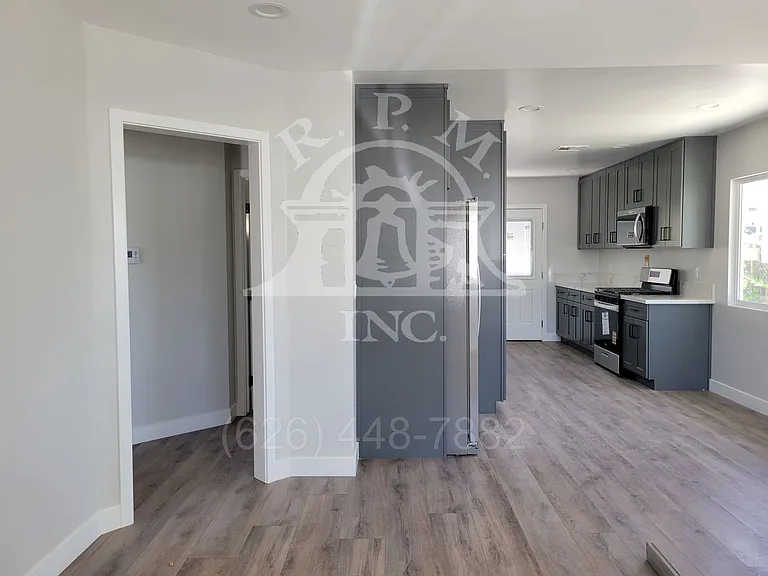 13872-13874 Saranac Dr — Photo 3