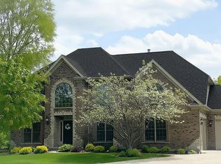 822 Waters Edge Dr, South Elgin, IL 60177