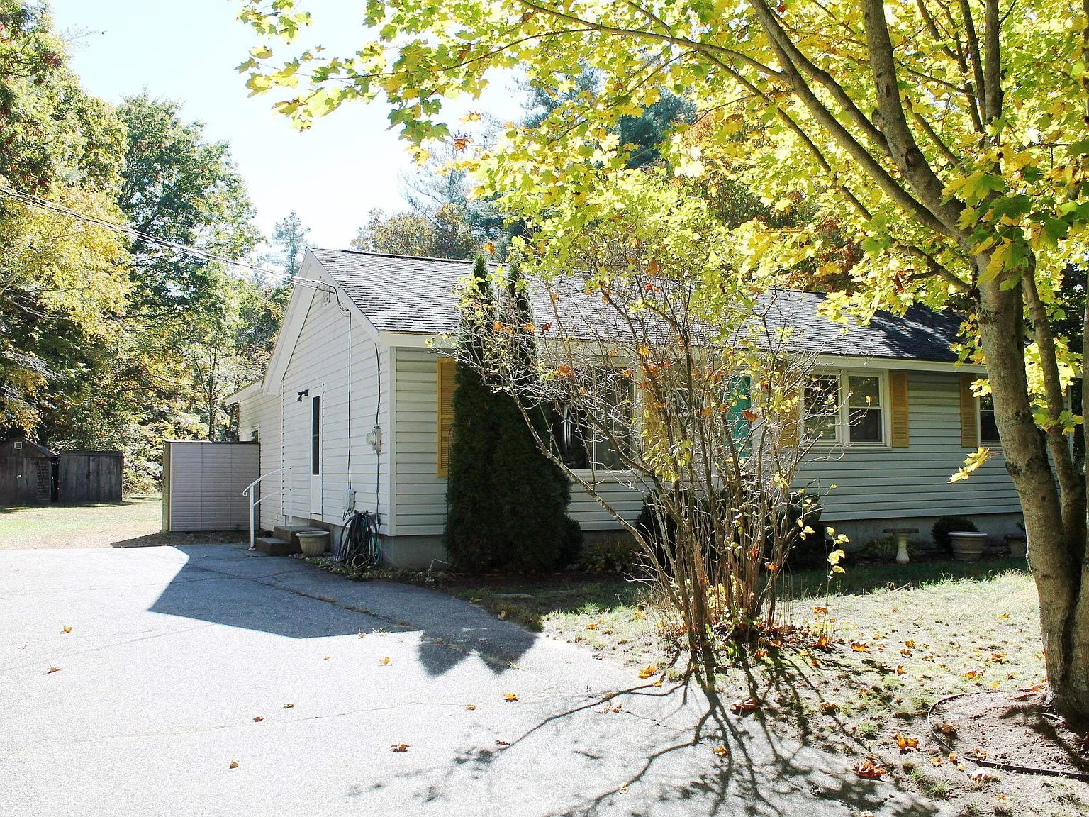3 bed, 1.0 bath, 1912 sqft, $3,000 — Photo 2