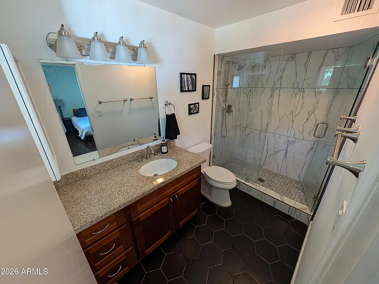1039 E Larkspur Ln — Photo 8