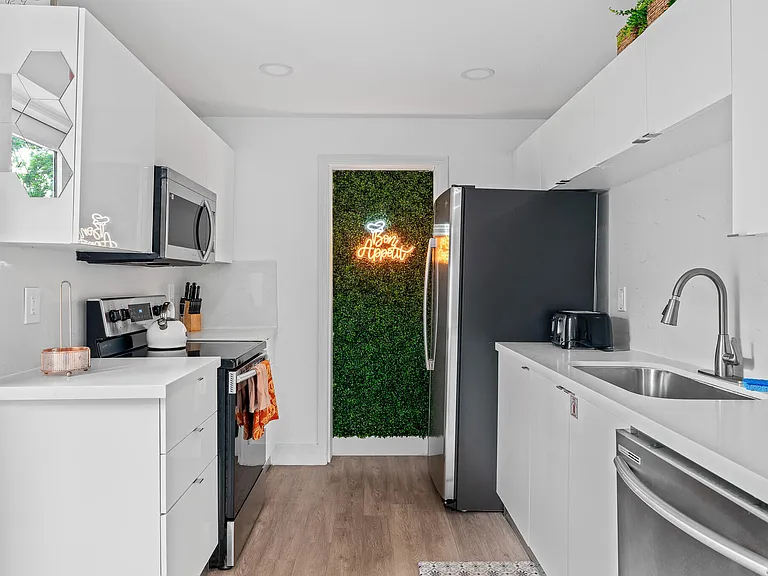 3961 NE 10th Ave — Photo 17