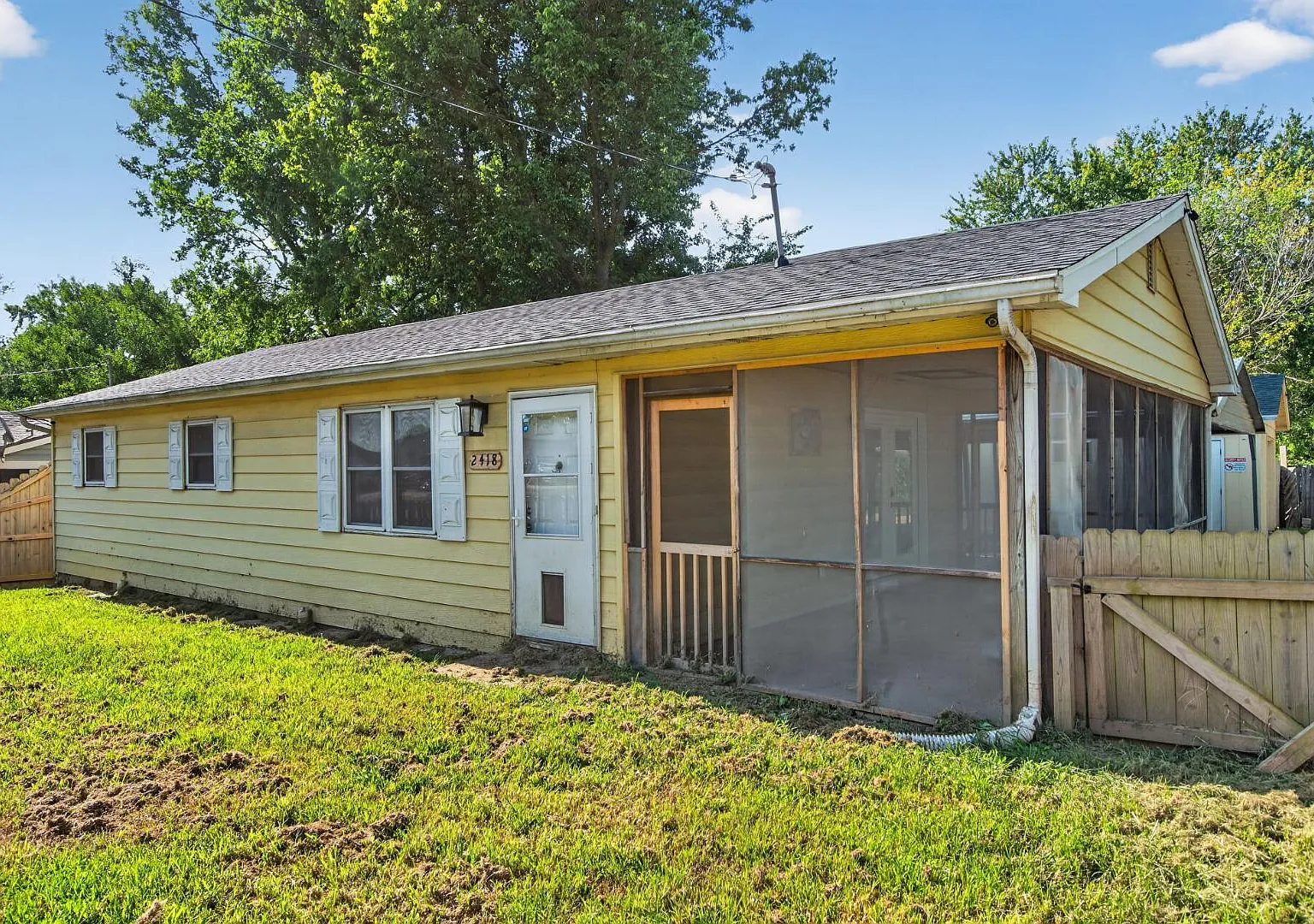 2418 W Lynn St — Photo 1