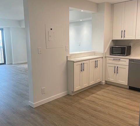 4th image of 307 Yoakum Pkwy APT 1002
