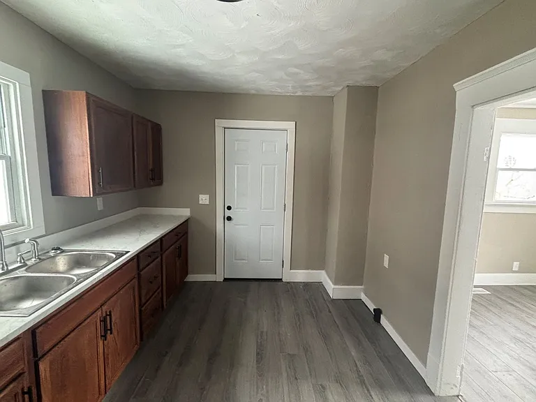 750 Brown St — Photo 8
