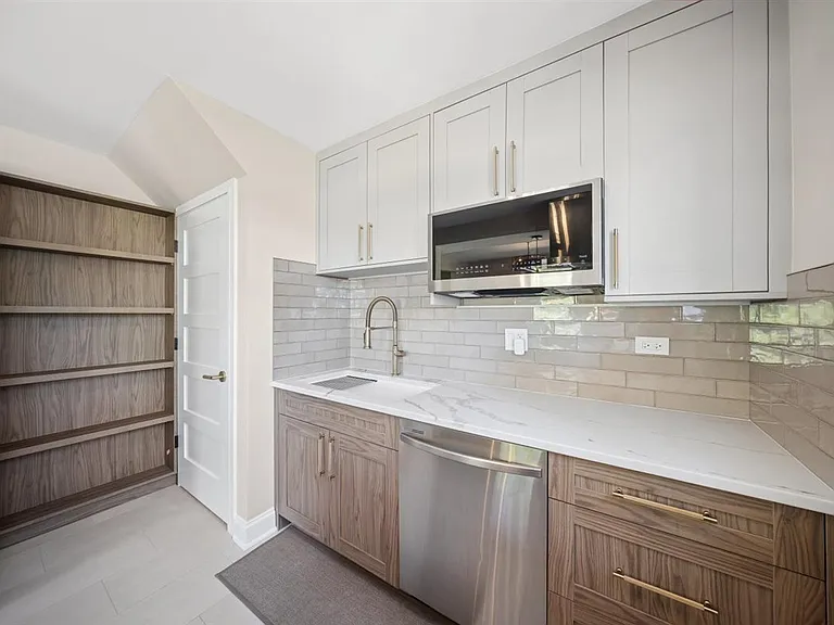 1798 Howard Ave — Photo 9