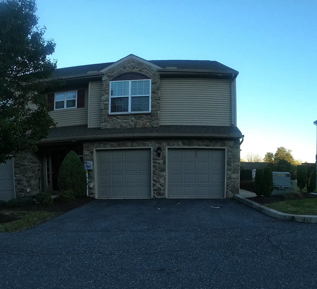 3 bed, 2.5 bath, 2047 sqft, $2,350 — Photo 1