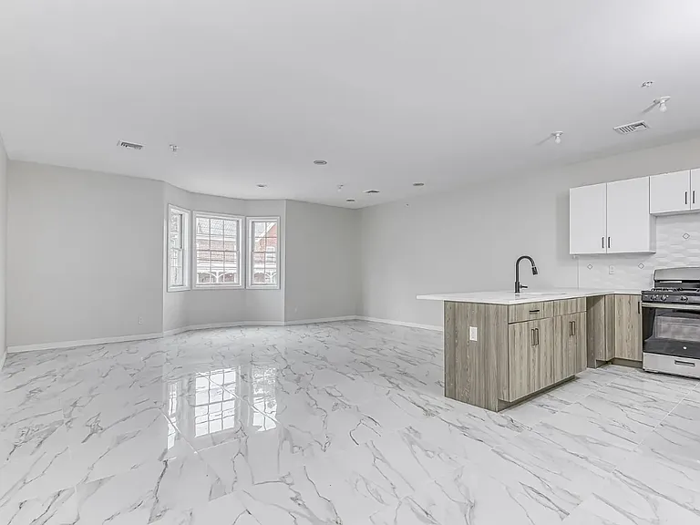 129 Spring St — Photo 16