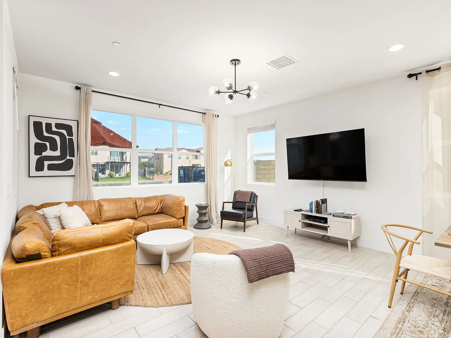 4 bed, 2424 sqft, $6,000 — Photo 2